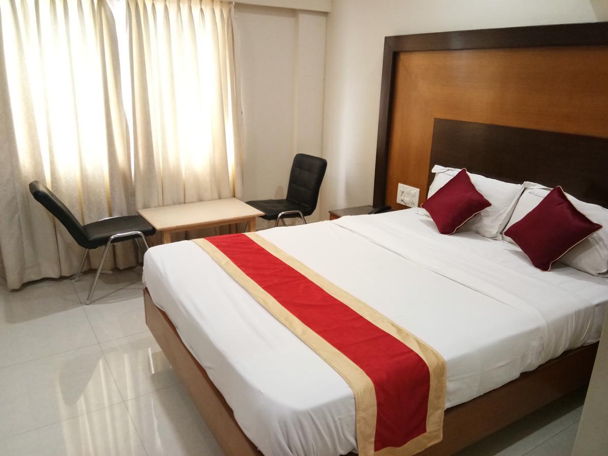 Hlv Grand Inn Bangalore Exterior foto